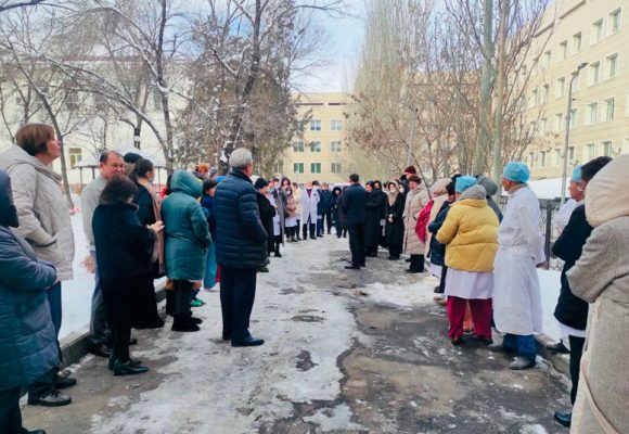 В преддверии Всемирного дня гражданской обороны в Городской поликлинике ветеранов Великой Отечественной войны прошла городская сейсмотренировка.