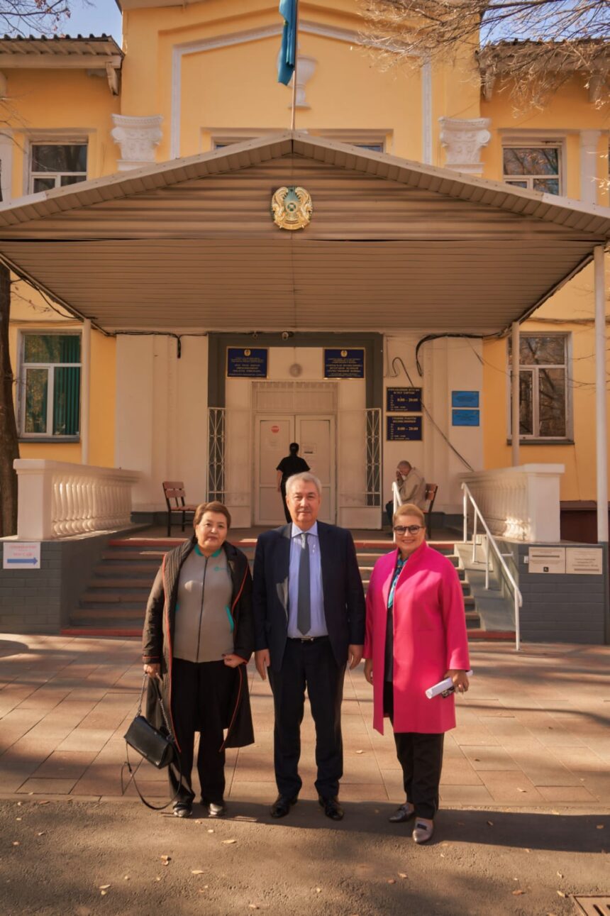 Городскую поликлинику ветеранов Великой Отечественной войны посетили председатель Центрального районного филиала партии «Аманат» Ордабаева Найля Алтынбековна и депутат Алматинского городского маслихата Бакарасова Елена Евгеньевна.